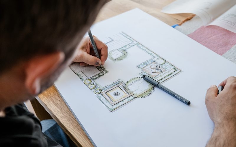 Michael Mühlens zeichnet einen Gartenentwurf am Planungstisch