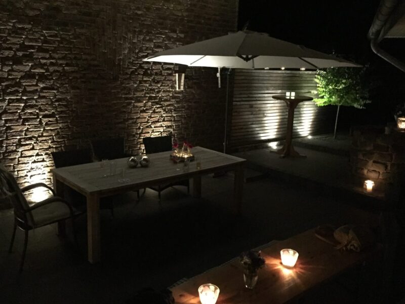 Überdachter Terrassenplatz mit Lichtinszenierung am Abend