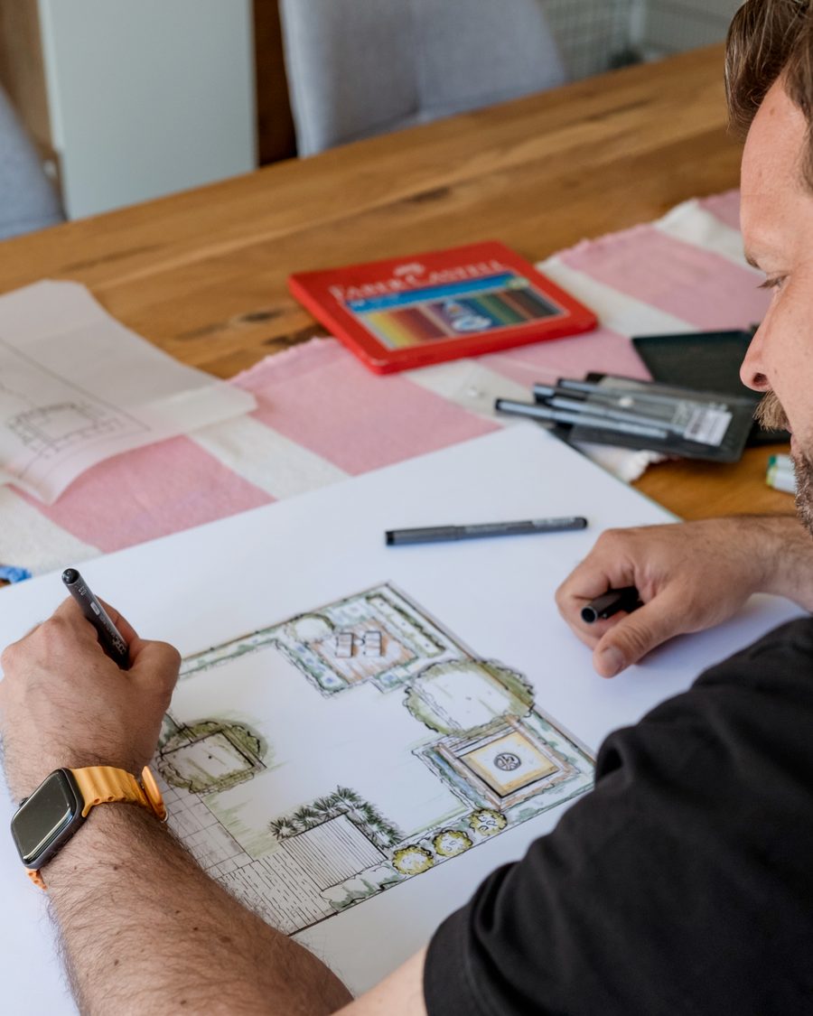 Michael Mühlens bei der Gartenplanung: Entwurfszeichnung auf dem Arbeitstisch